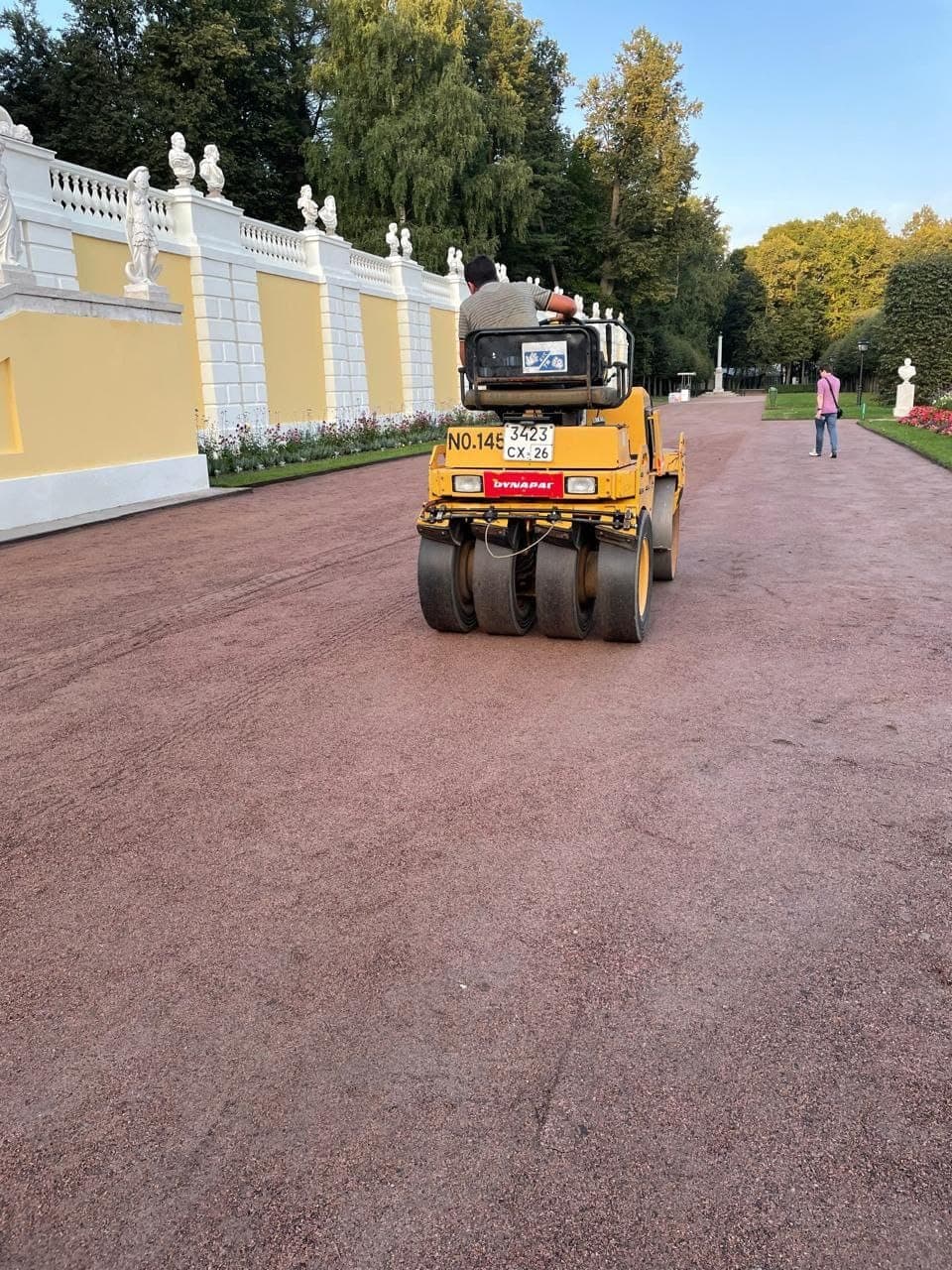 Дорожный каток компании СТРОЙ АЛЬЯНС для уплотнения асфальта