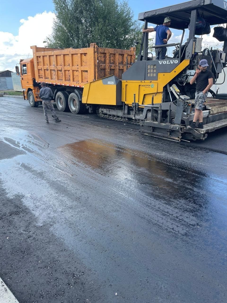 Готовая парковка офисного здания — свежий асфальт