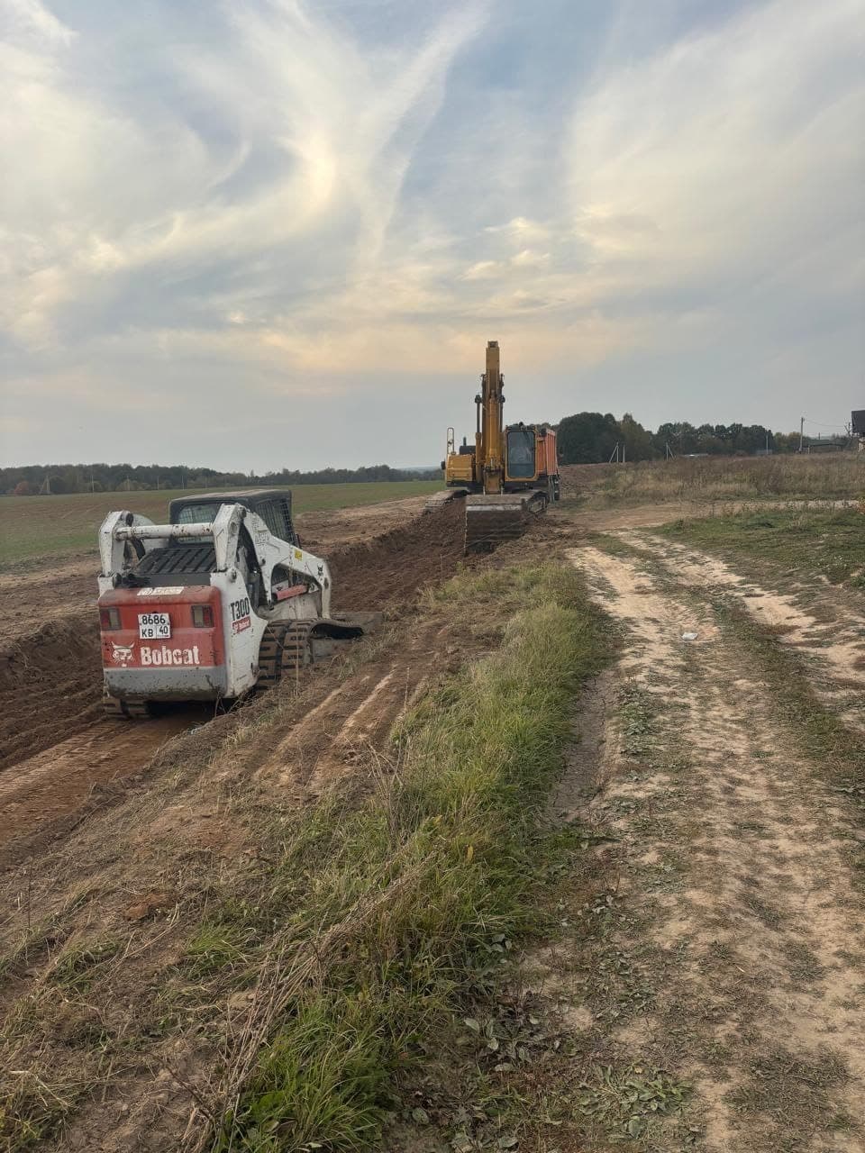 Демонтаж старого асфальта экскаватором в Калуге