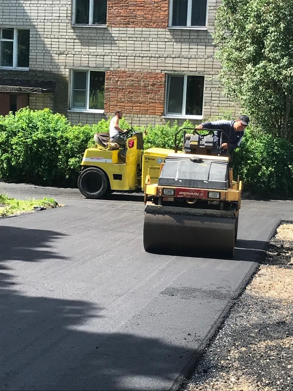 Асфальтирование двора многоквартирного дома в Калуге — бригада СТРОЙ АЛЬЯНС