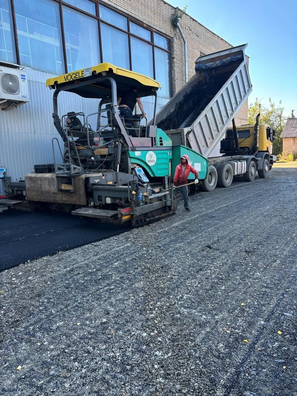 Укладка асфальта асфальтоукладчиком в Калуге — СТРОЙ АЛЬЯНС