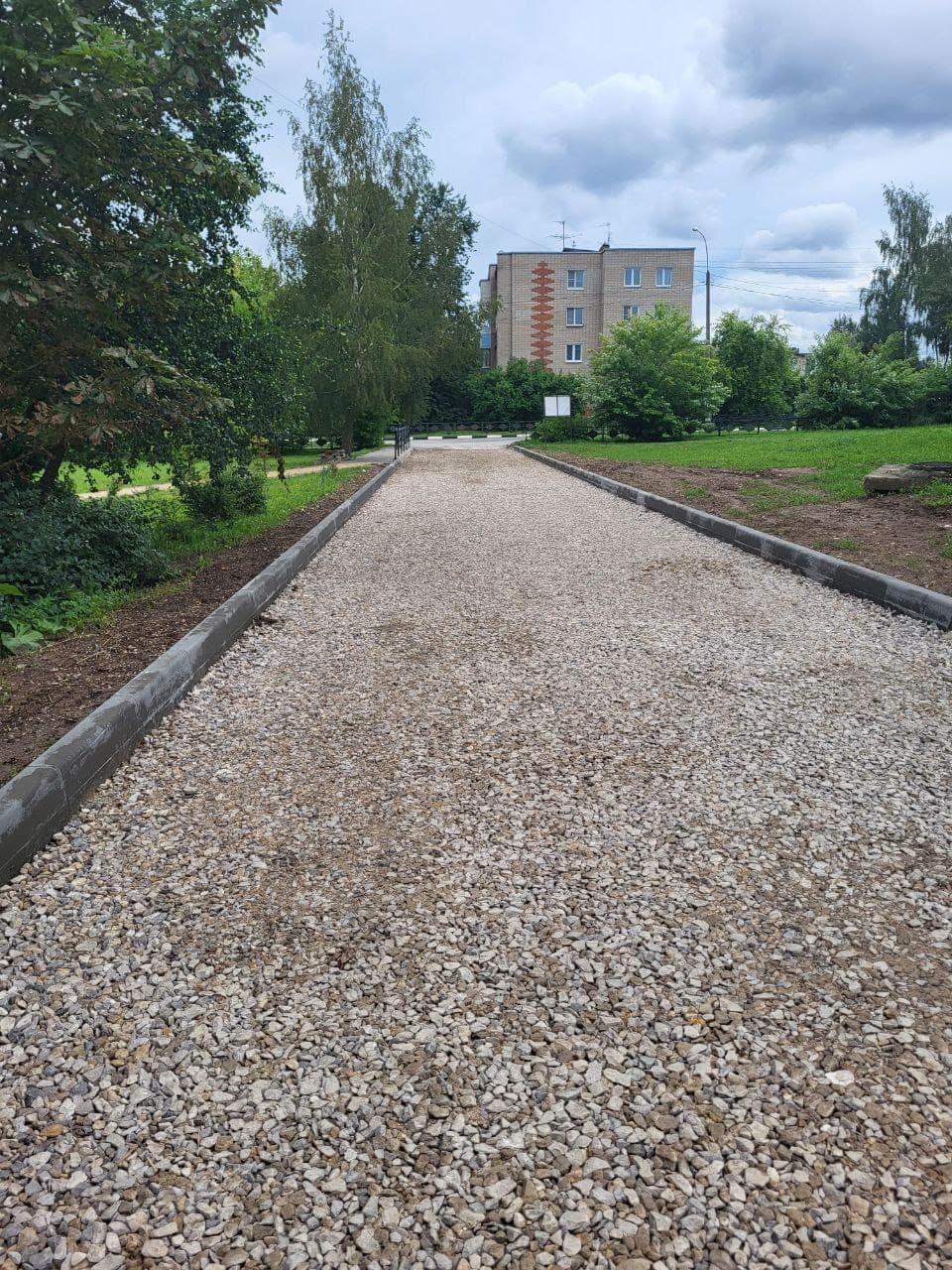 Установка бордюров и подготовка щебёночного основания